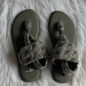 NEW Sanuk sandal 7